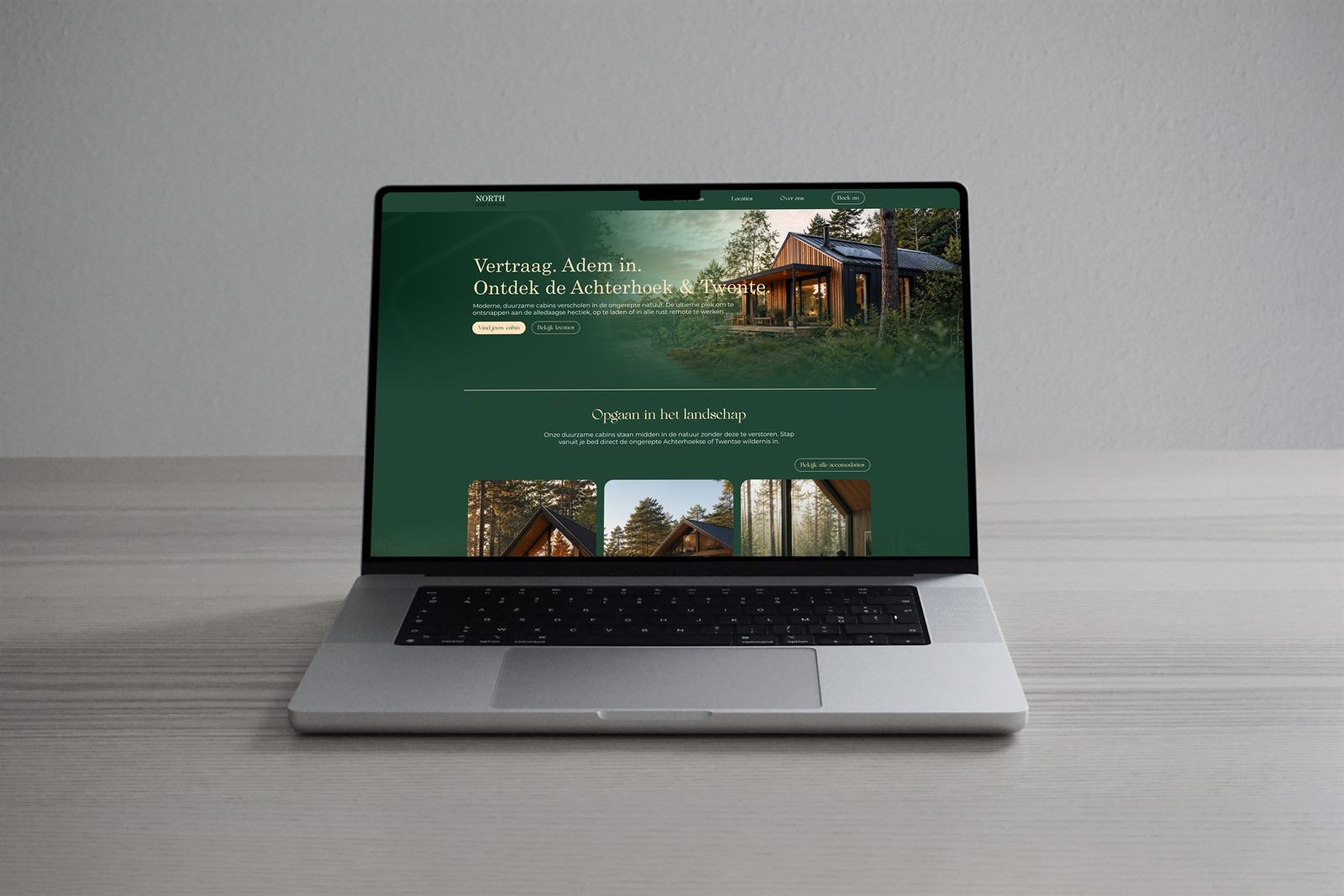 Website van North Trail Cabins getoond op een laptop